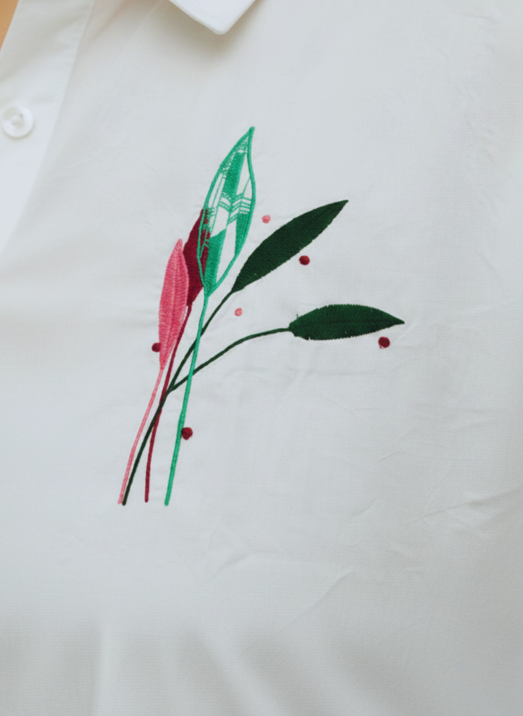 Gray parrot White shirt with a floral design on a white background