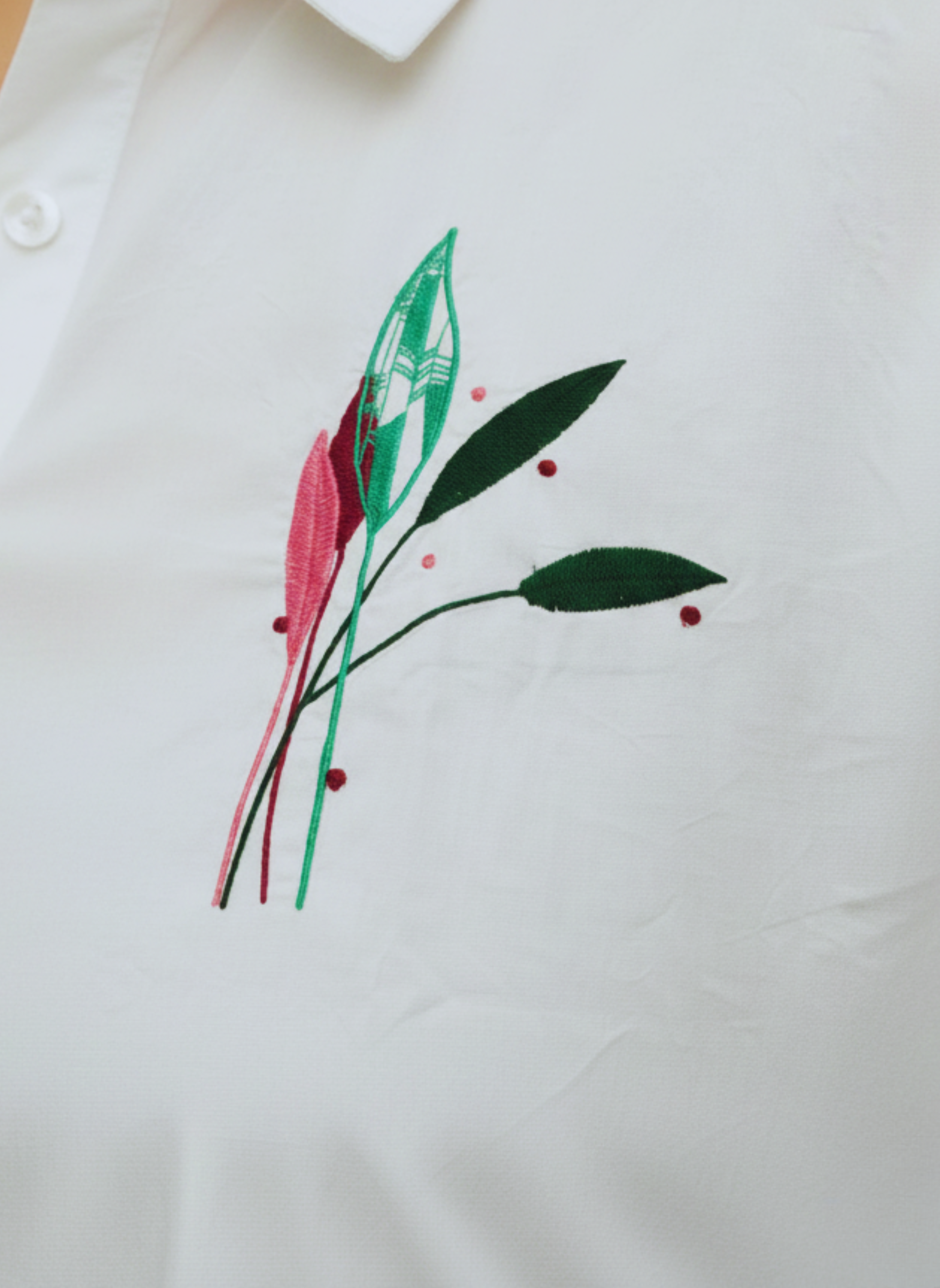 Gray parrot White shirt with a floral design on a white background